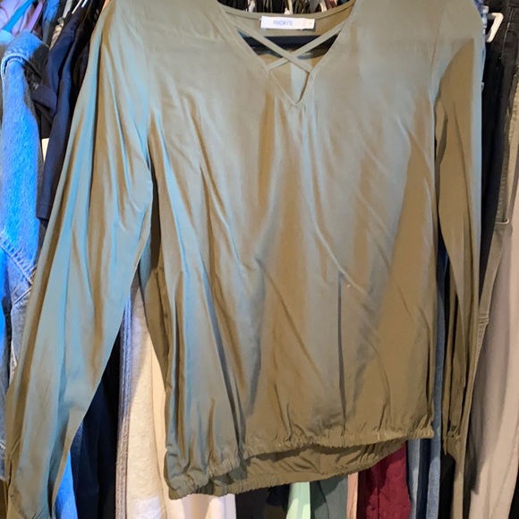 Too tight in chest area, never worn, needs to be steamed. - Picture 1 of 3